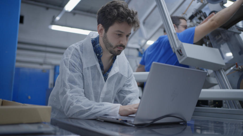 Gràfiques Manlleu revoluciona el control de qualitat amb intel·ligència artificial en el seu procés d’etiquetatge